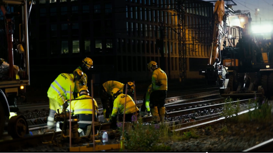 GRK:n ratatyöntekijät tekemässä junaradan kunnostustöitä yöllä.